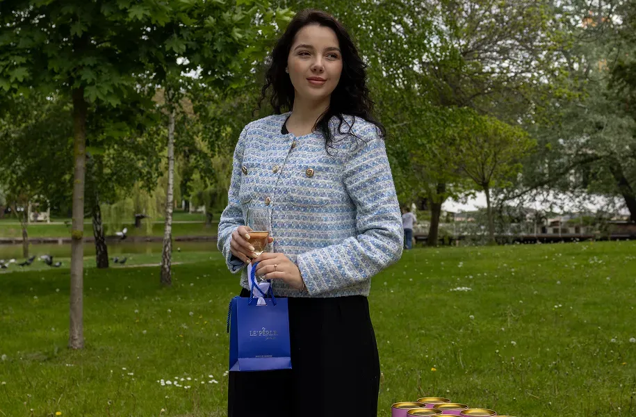 Дівчина з пакетами